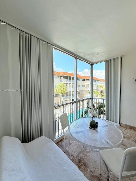 For Sale: $199,000 (1 beds, 1 baths, 724 Square Feet)