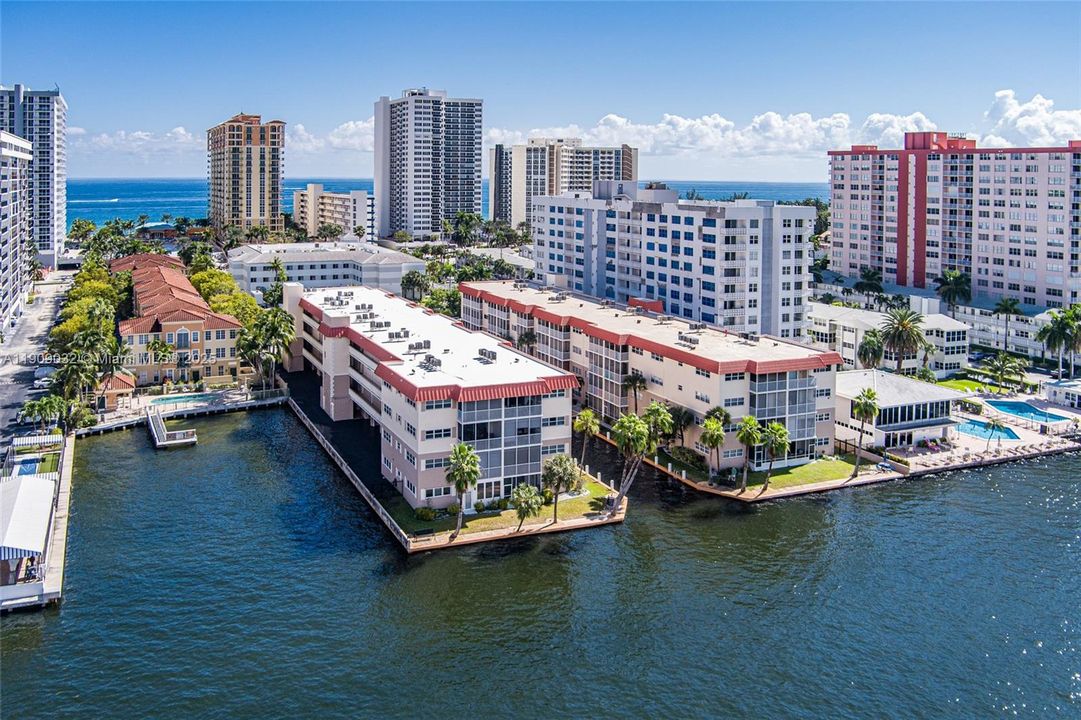 For Sale: $199,000 (1 beds, 1 baths, 724 Square Feet)