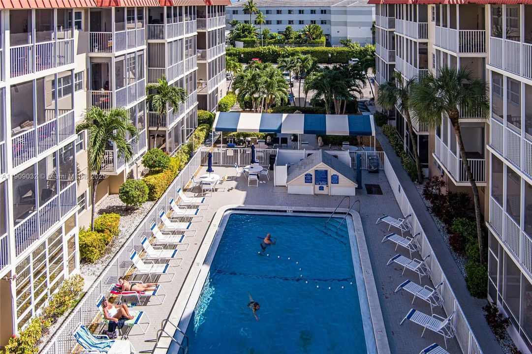 For Sale: $199,000 (1 beds, 1 baths, 724 Square Feet)