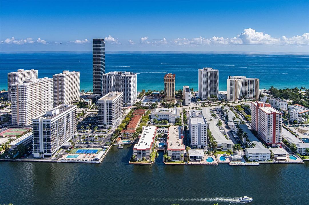 For Sale: $199,000 (1 beds, 1 baths, 724 Square Feet)