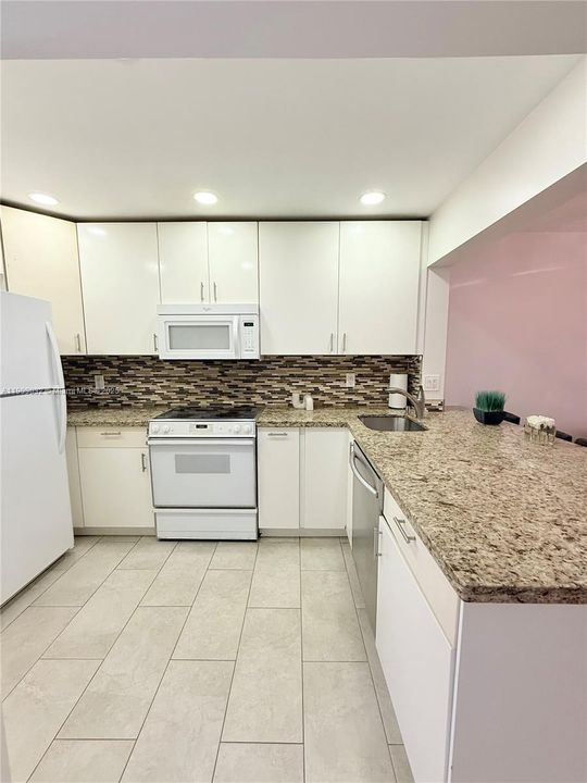 For Sale: $199,000 (1 beds, 1 baths, 724 Square Feet)