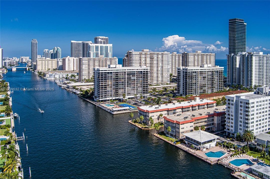 For Sale: $199,000 (1 beds, 1 baths, 724 Square Feet)