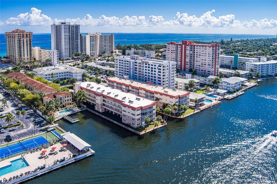 For Sale: $199,000 (1 beds, 1 baths, 724 Square Feet)