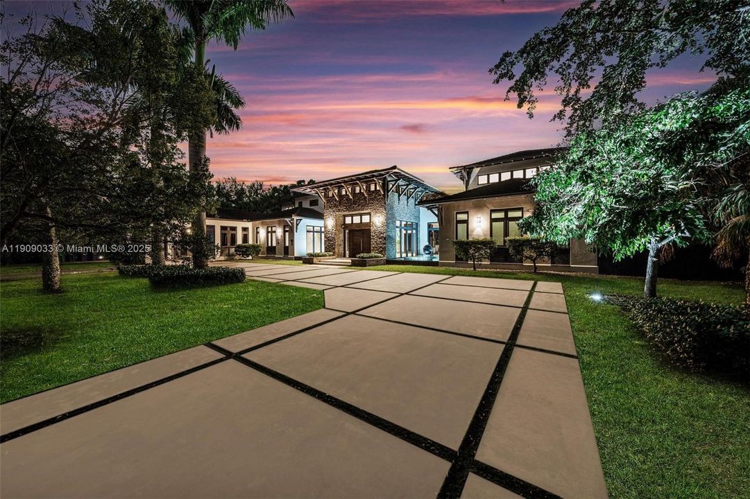 For Sale: $13,850,000 (7 beds, 9 baths, 11300 Square Feet)