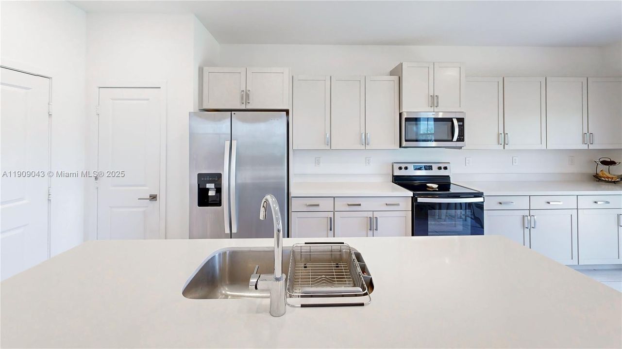 For Sale: $425,000 (4 beds, 3 baths, 1757 Square Feet)