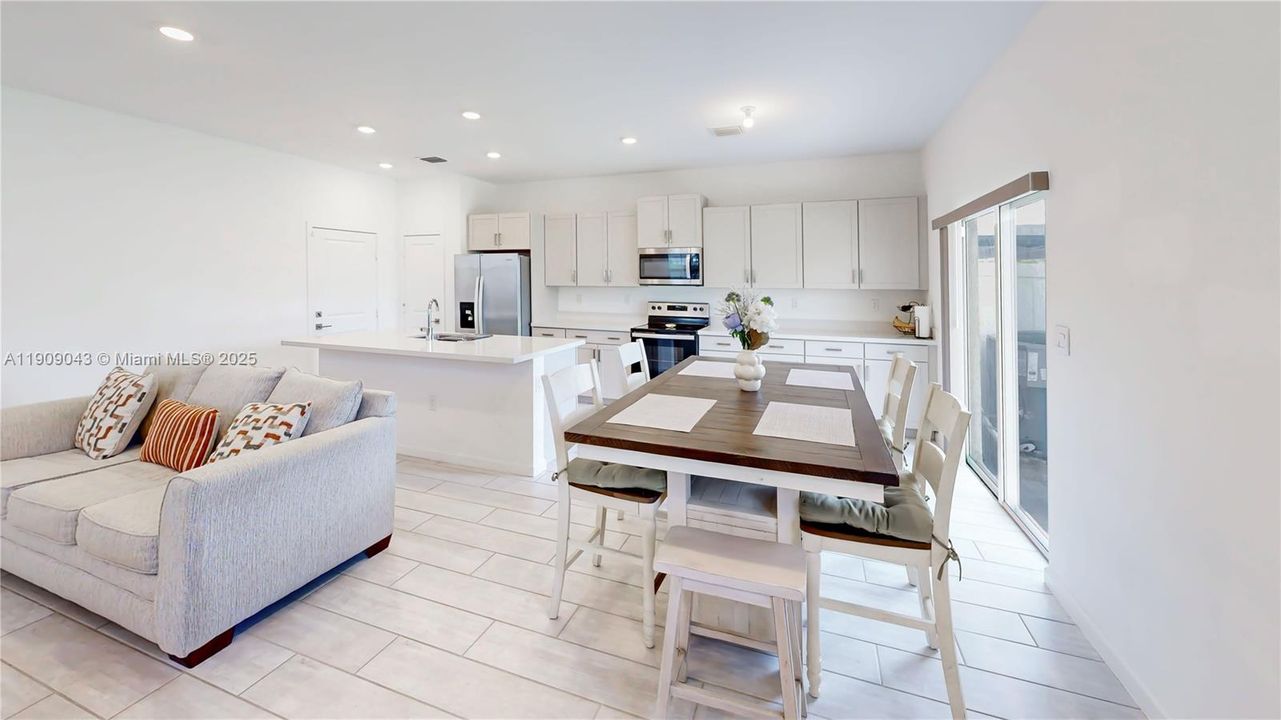 For Sale: $425,000 (4 beds, 3 baths, 1757 Square Feet)