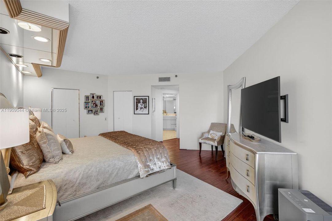 For Sale: $799,000 (2 beds, 2 baths, 1607 Square Feet)