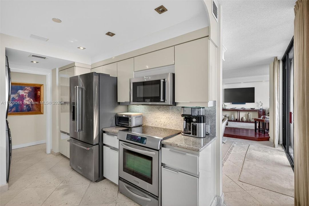 For Sale: $799,000 (2 beds, 2 baths, 1607 Square Feet)