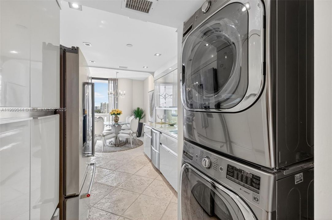 For Sale: $799,000 (2 beds, 2 baths, 1607 Square Feet)