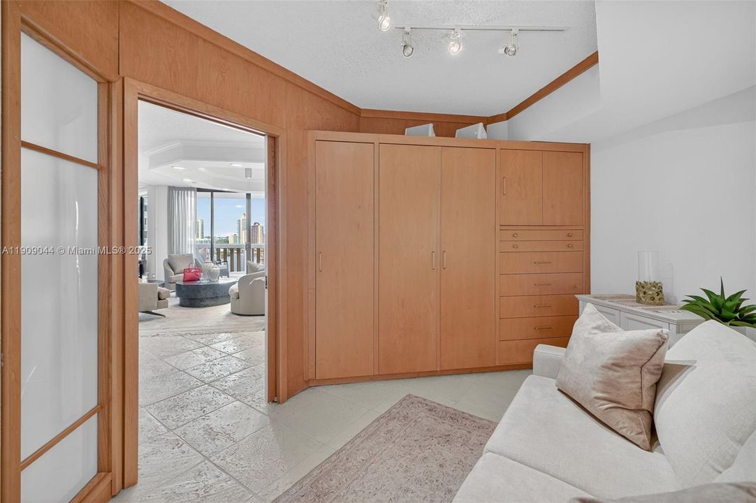 For Sale: $799,000 (2 beds, 2 baths, 1607 Square Feet)