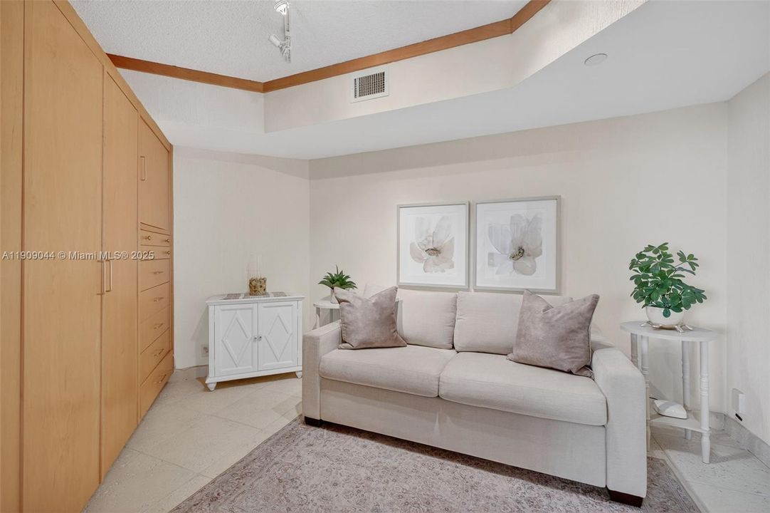 For Sale: $799,000 (2 beds, 2 baths, 1607 Square Feet)