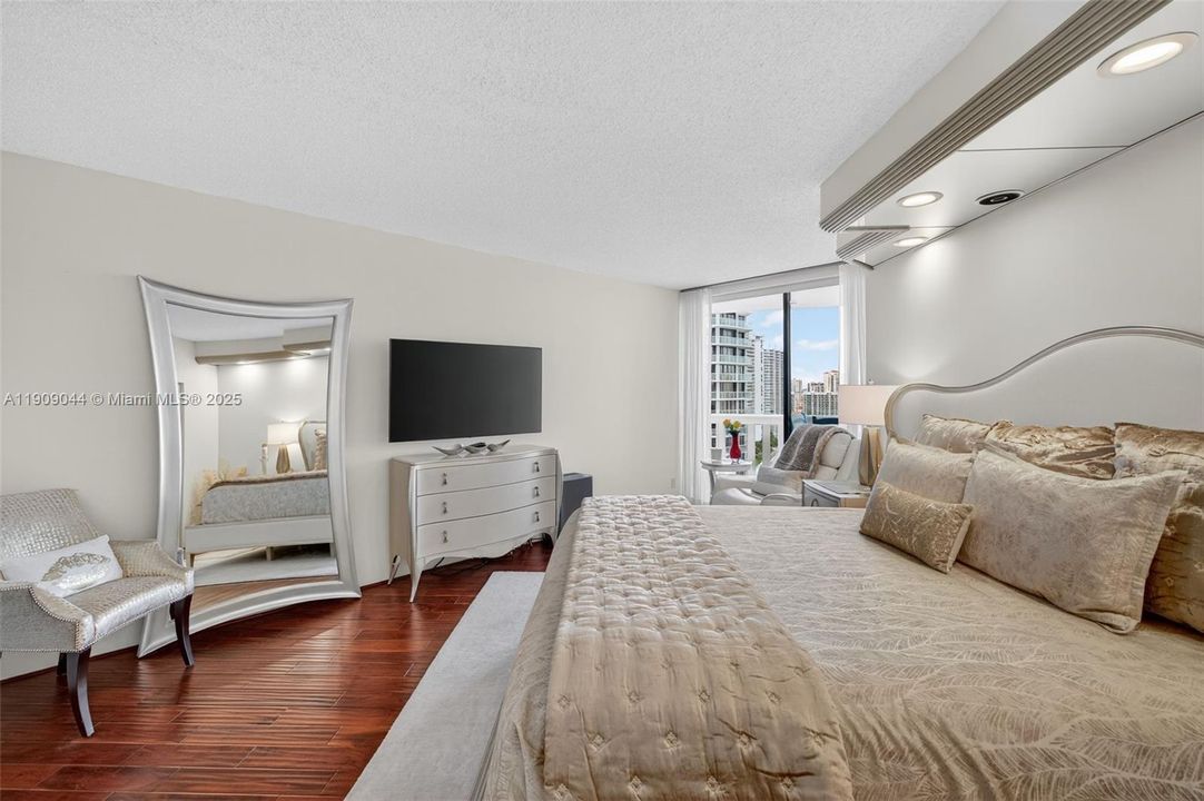 For Sale: $799,000 (2 beds, 2 baths, 1607 Square Feet)