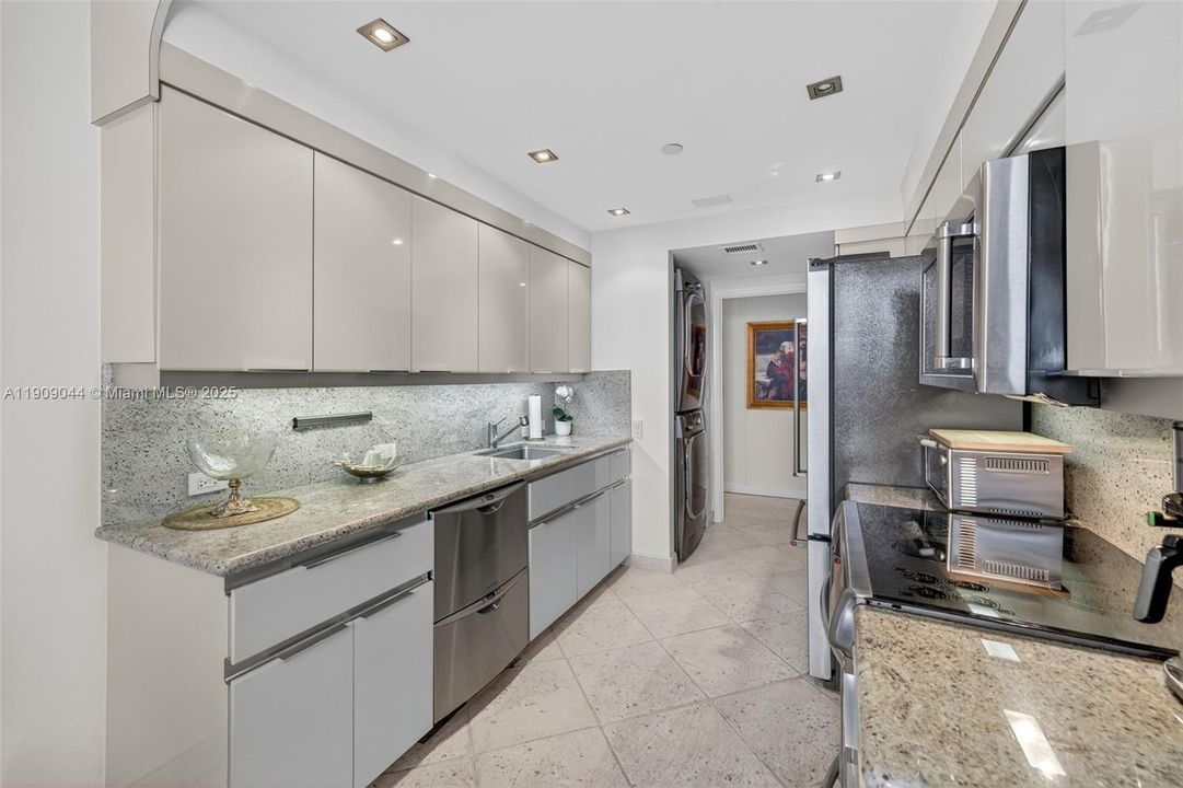 For Sale: $799,000 (2 beds, 2 baths, 1607 Square Feet)