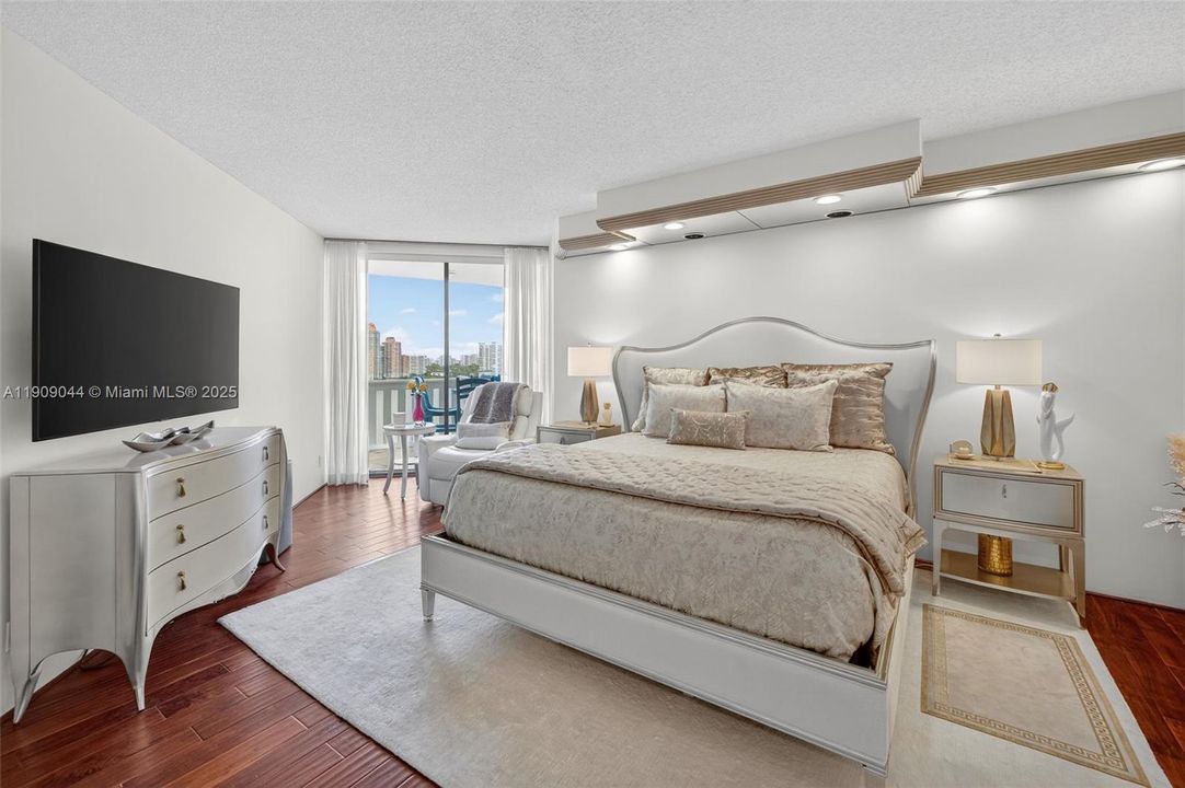 For Sale: $799,000 (2 beds, 2 baths, 1607 Square Feet)