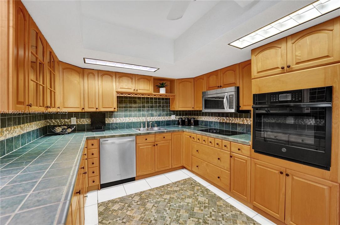 Active With Contract: $948,000 (3 beds, 3 baths, 2388 Square Feet)