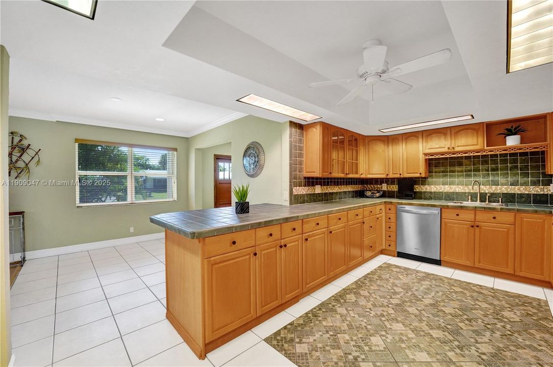 Active With Contract: $948,000 (3 beds, 3 baths, 2388 Square Feet)