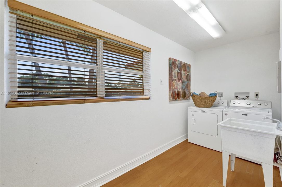 Active With Contract: $948,000 (3 beds, 3 baths, 2388 Square Feet)