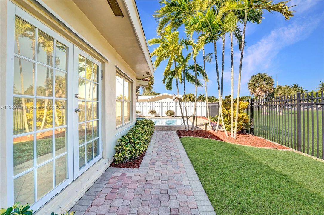 Active With Contract: $948,000 (3 beds, 3 baths, 2388 Square Feet)