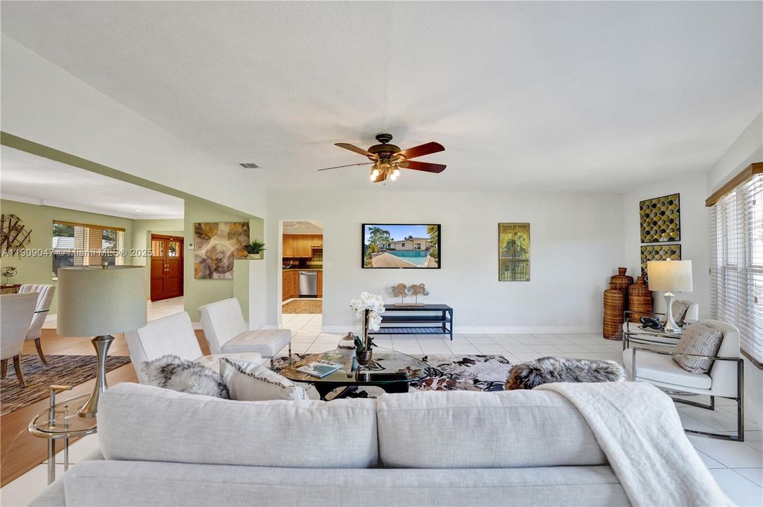 Active With Contract: $948,000 (3 beds, 3 baths, 2388 Square Feet)