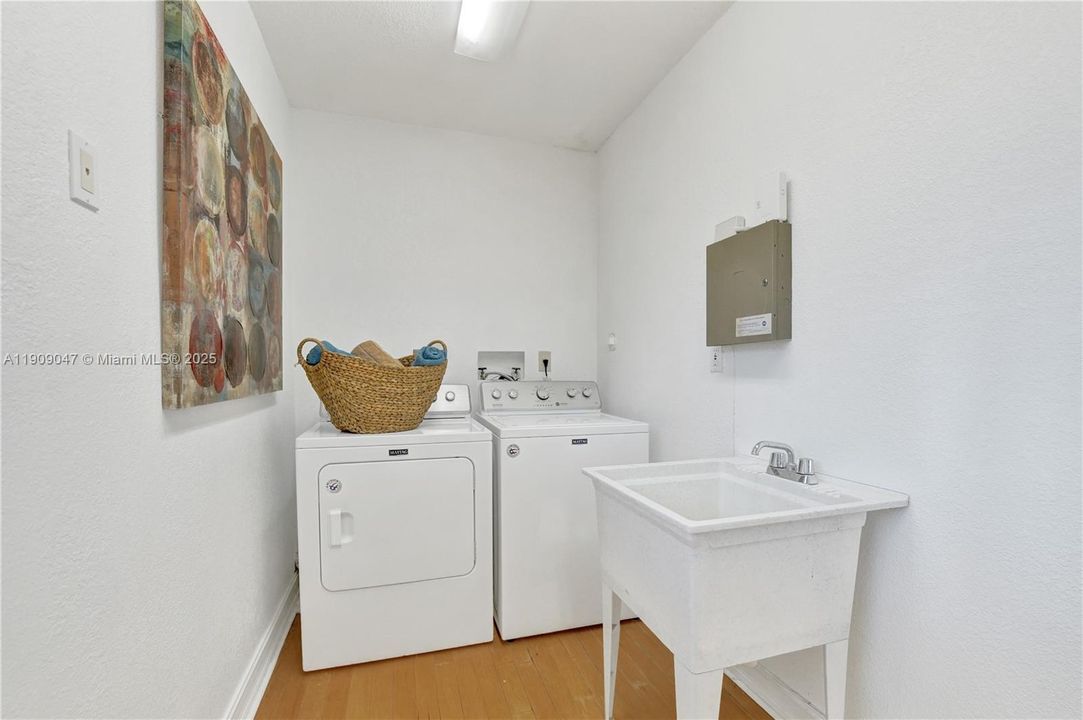 Active With Contract: $948,000 (3 beds, 3 baths, 2388 Square Feet)