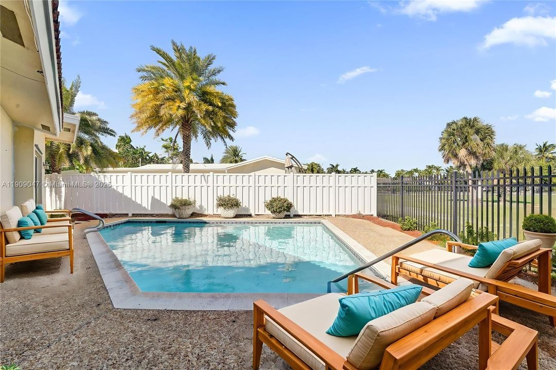 Active With Contract: $948,000 (3 beds, 3 baths, 2388 Square Feet)