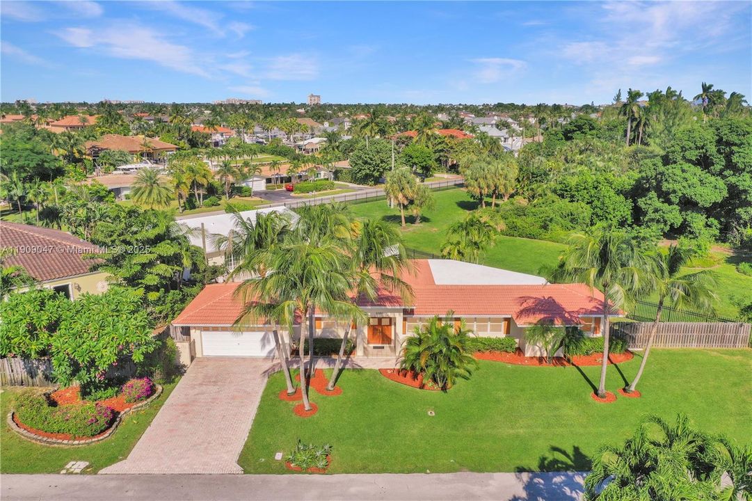 Active With Contract: $948,000 (3 beds, 3 baths, 2388 Square Feet)