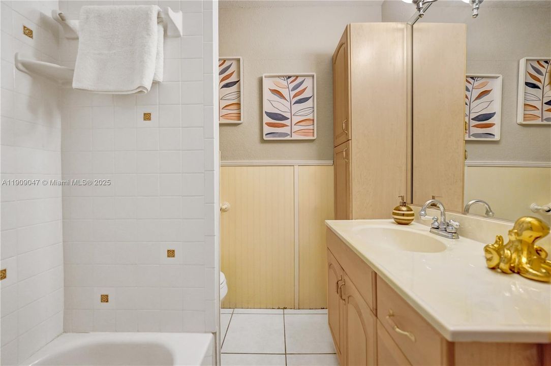 Active With Contract: $948,000 (3 beds, 3 baths, 2388 Square Feet)