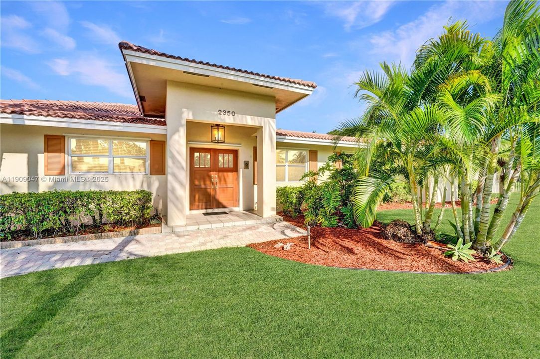 Active With Contract: $948,000 (3 beds, 3 baths, 2388 Square Feet)