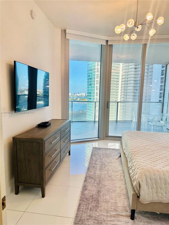 For Sale: $1,150,000 (2 beds, 3 baths, 1560 Square Feet)