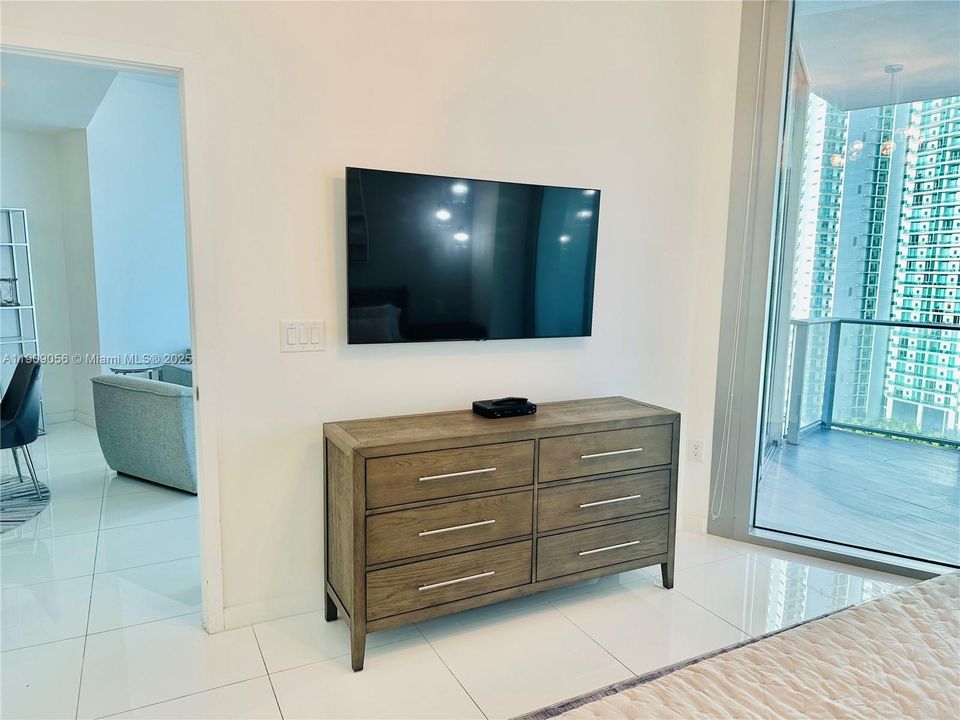 For Sale: $1,150,000 (2 beds, 3 baths, 1560 Square Feet)