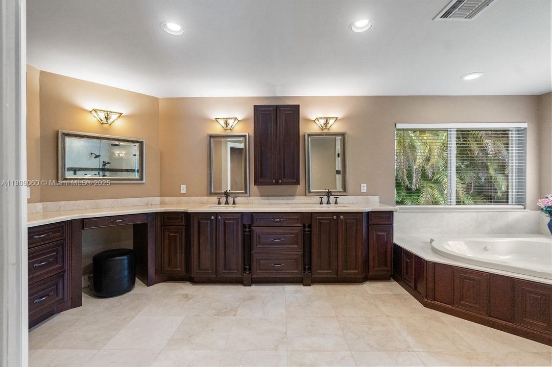 待售: $3,875,000 (5 贝兹, 4 浴室, 4166 平方英尺)