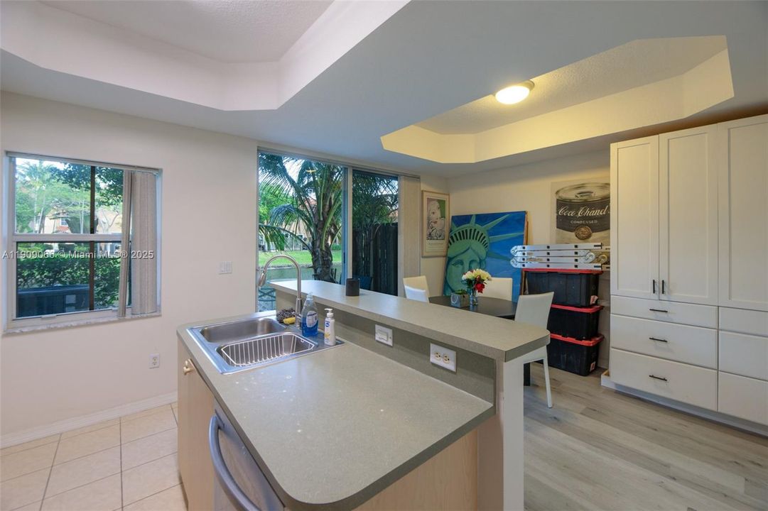 For Sale: $385,000 (3 beds, 3 baths, 1382 Square Feet)