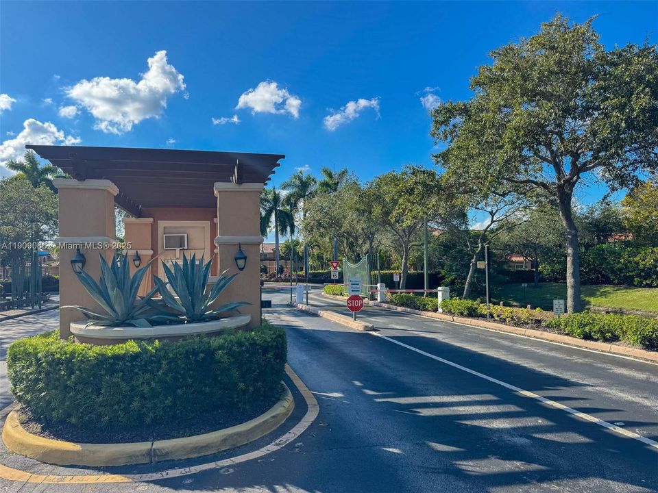 For Sale: $385,000 (3 beds, 3 baths, 1382 Square Feet)