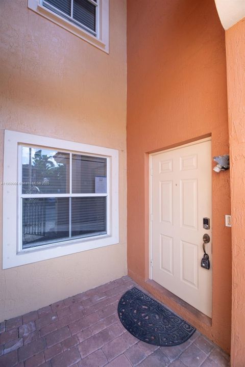 For Sale: $385,000 (3 beds, 3 baths, 1382 Square Feet)