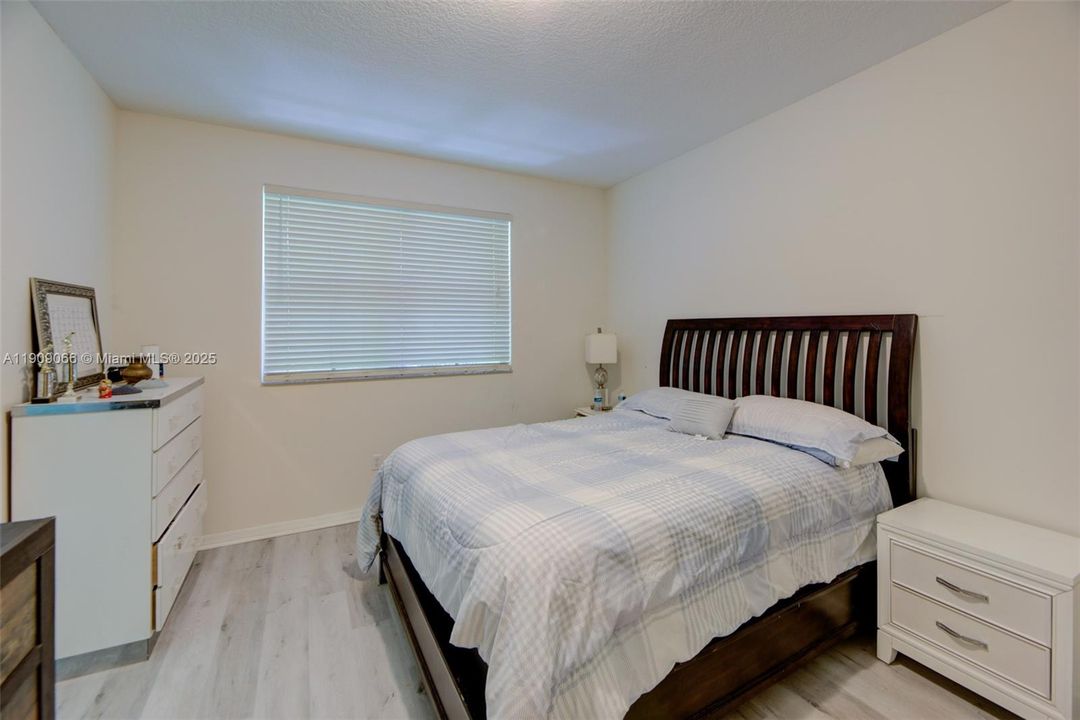 For Sale: $385,000 (3 beds, 3 baths, 1382 Square Feet)