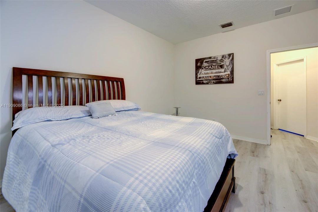 For Sale: $385,000 (3 beds, 3 baths, 1382 Square Feet)