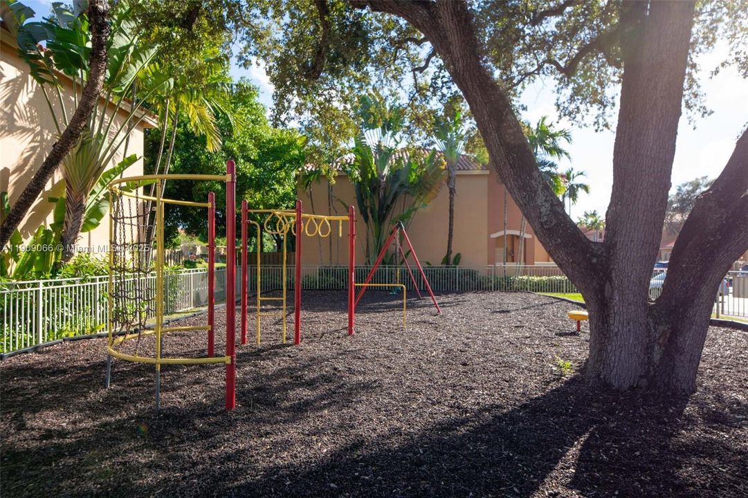 For Sale: $385,000 (3 beds, 3 baths, 1382 Square Feet)