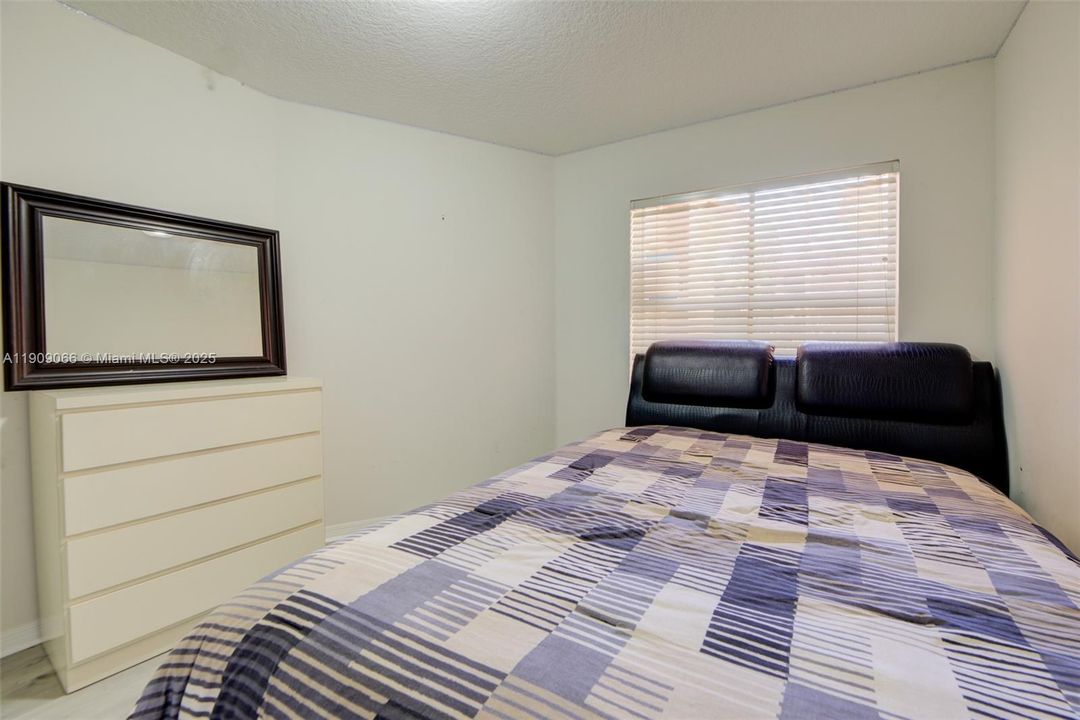 For Sale: $385,000 (3 beds, 3 baths, 1382 Square Feet)