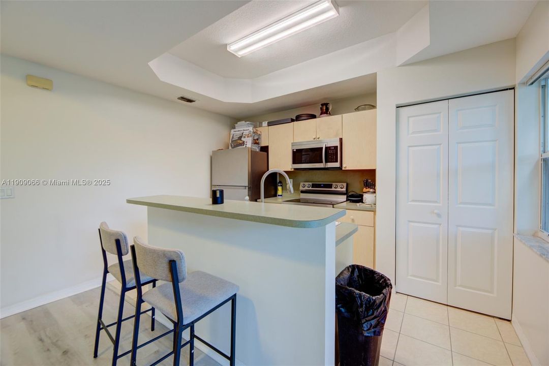 For Sale: $385,000 (3 beds, 3 baths, 1382 Square Feet)
