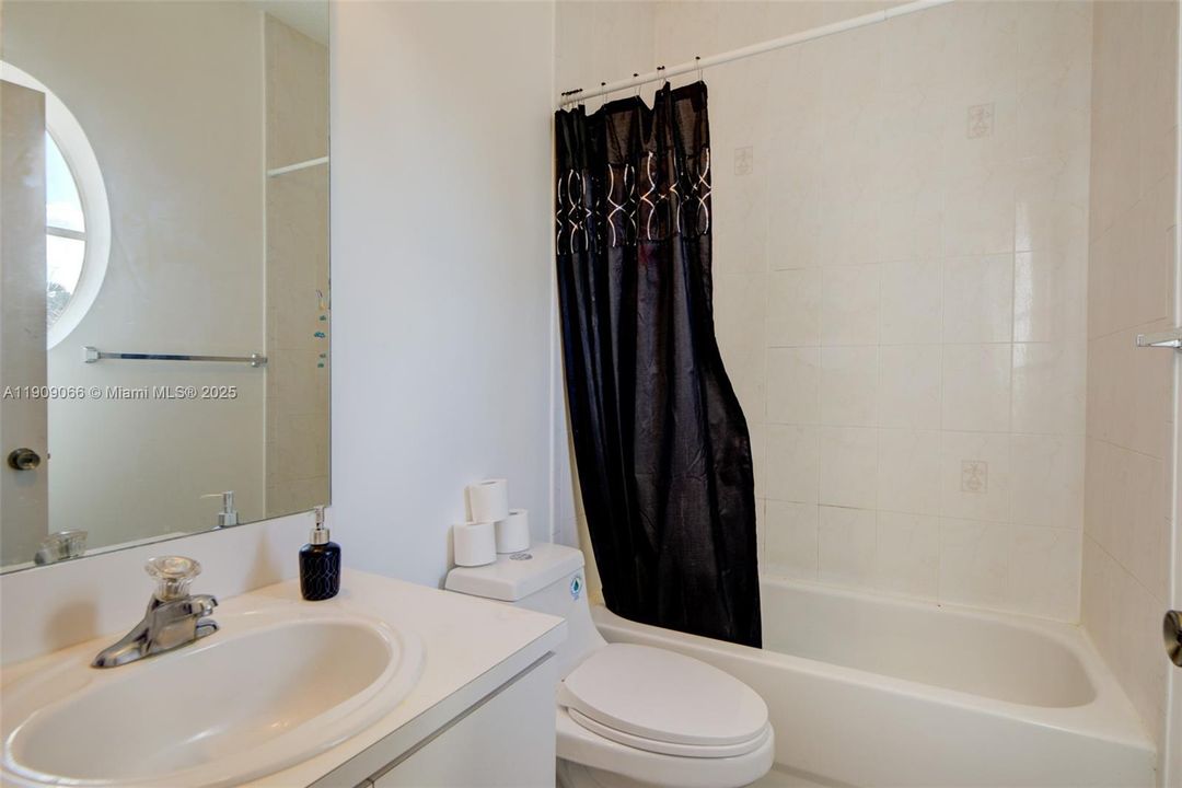 For Sale: $385,000 (3 beds, 3 baths, 1382 Square Feet)