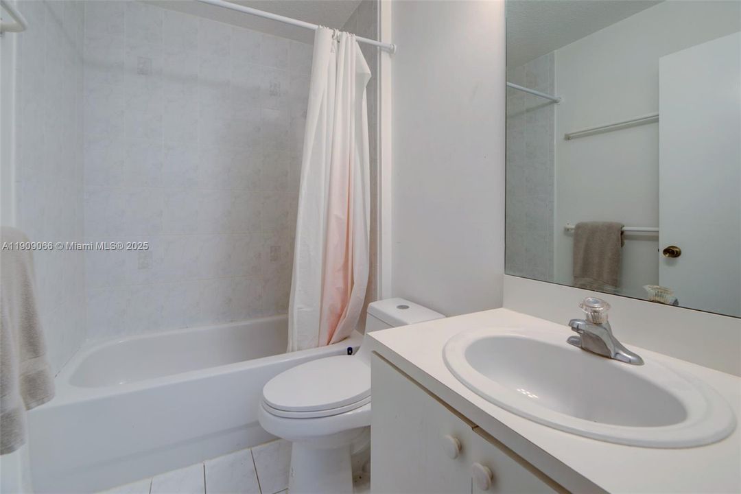 For Sale: $385,000 (3 beds, 3 baths, 1382 Square Feet)