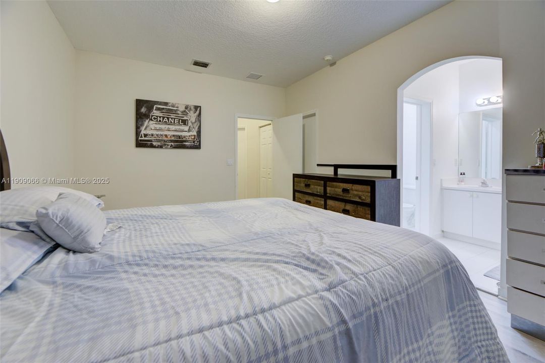 For Sale: $385,000 (3 beds, 3 baths, 1382 Square Feet)