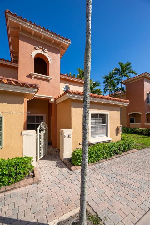 For Sale: $385,000 (3 beds, 3 baths, 1382 Square Feet)