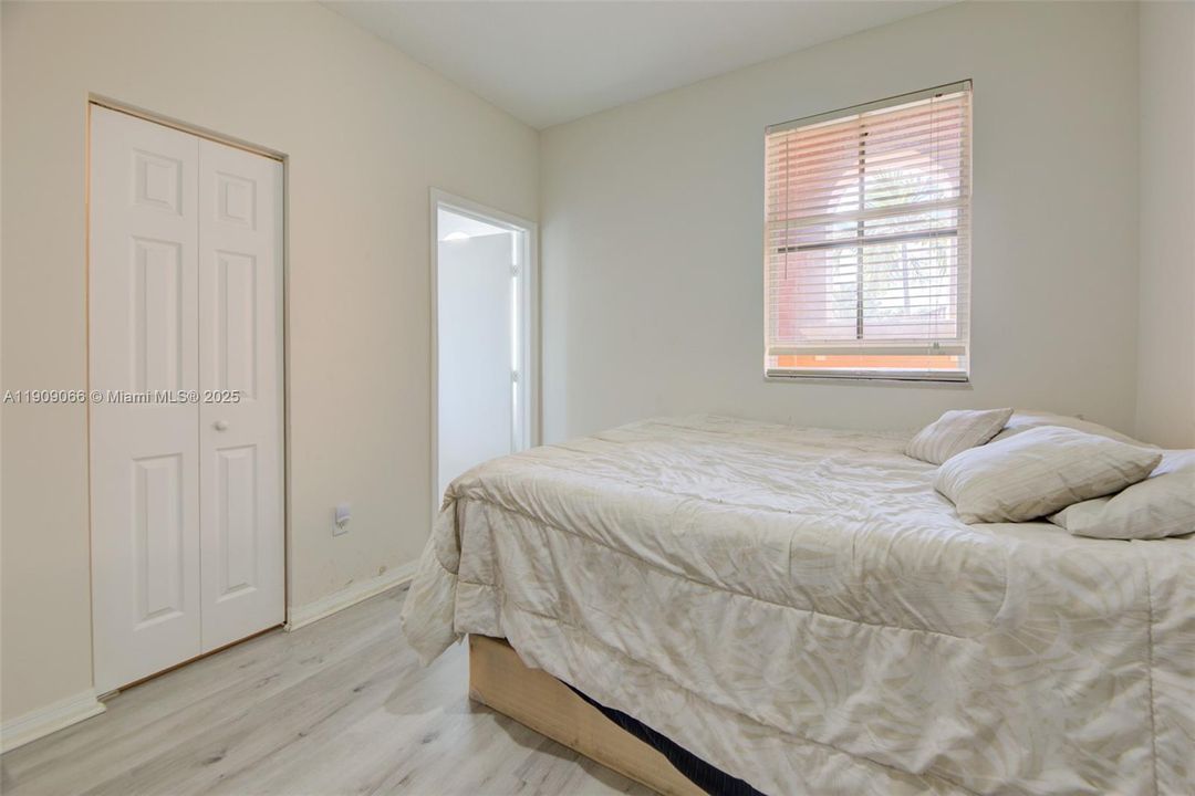 For Sale: $385,000 (3 beds, 3 baths, 1382 Square Feet)