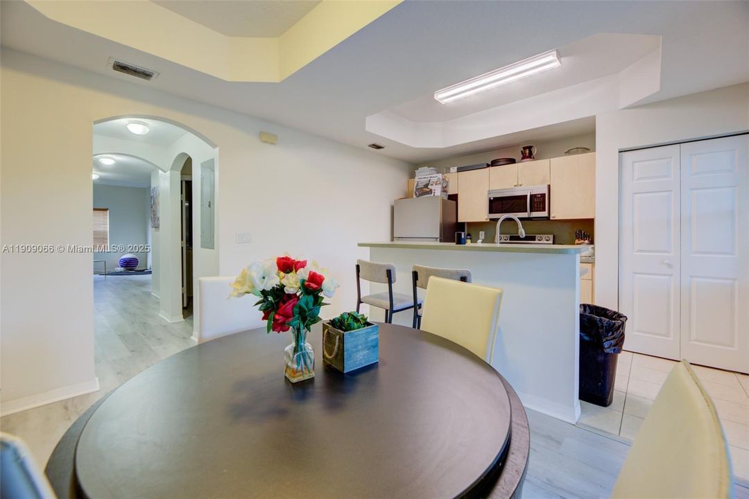 For Sale: $385,000 (3 beds, 3 baths, 1382 Square Feet)