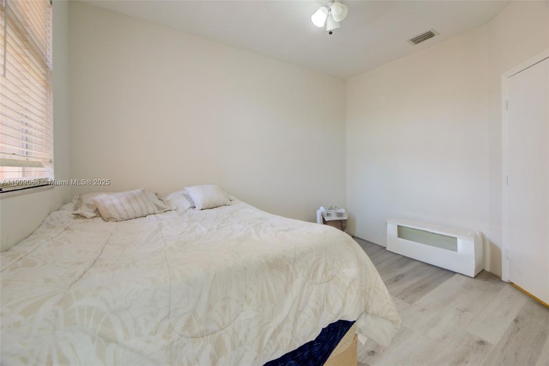 For Sale: $385,000 (3 beds, 3 baths, 1382 Square Feet)