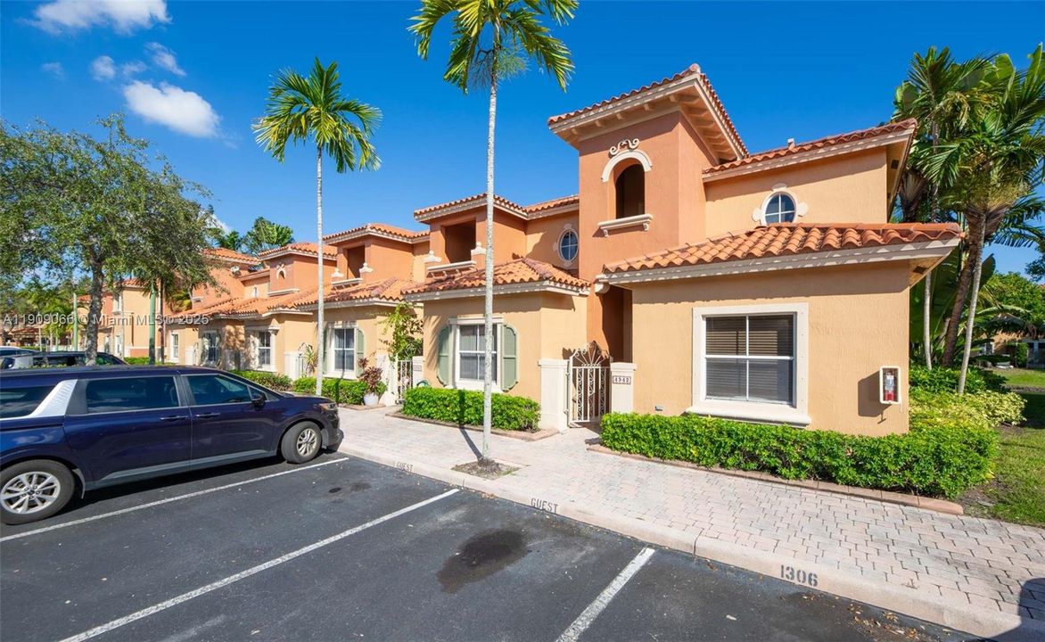 For Sale: $385,000 (3 beds, 3 baths, 1382 Square Feet)