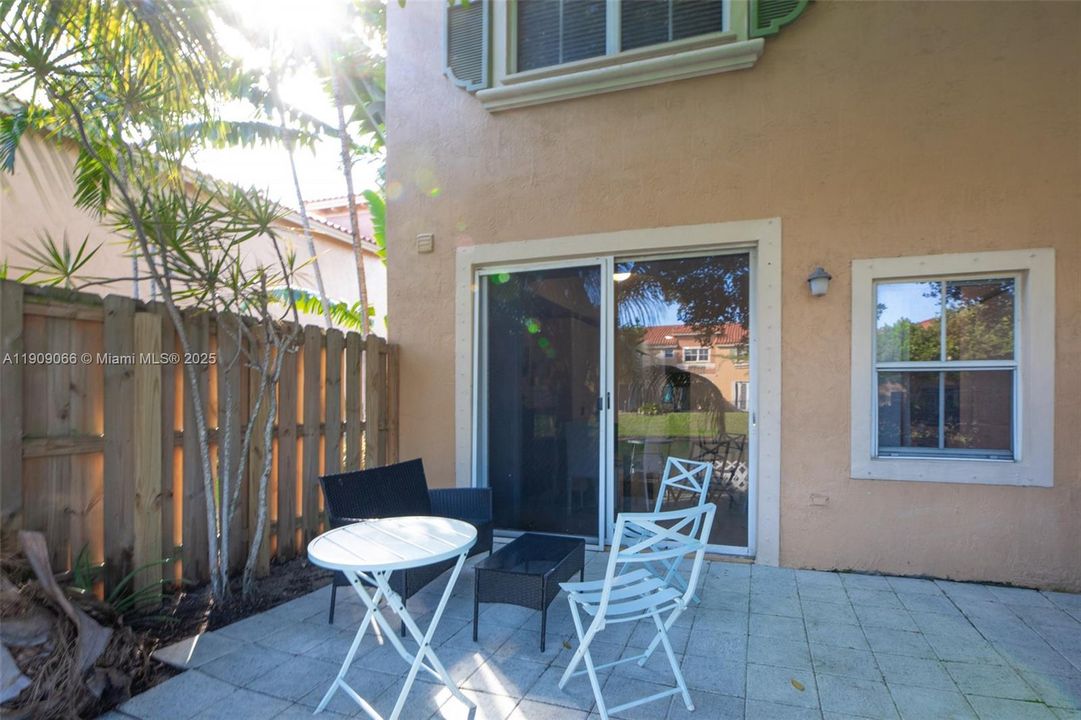 For Sale: $385,000 (3 beds, 3 baths, 1382 Square Feet)