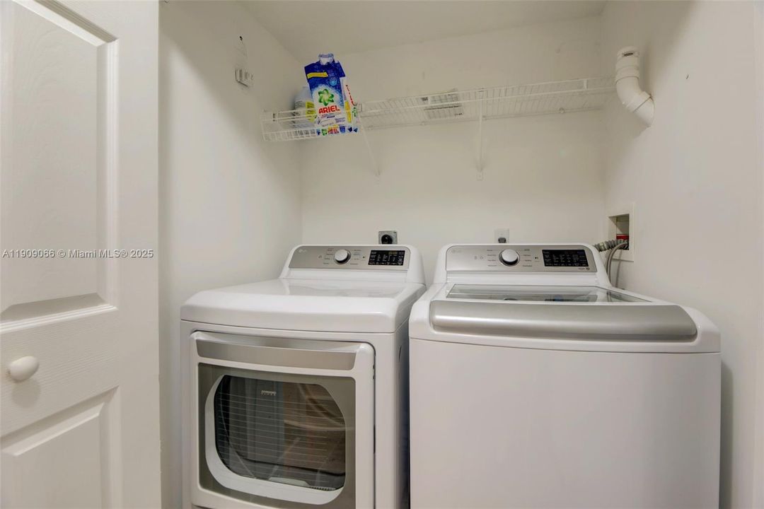 For Sale: $385,000 (3 beds, 3 baths, 1382 Square Feet)