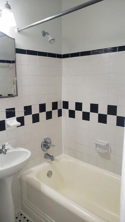 Recently Rented: $2,099 (2 beds, 2 baths, 687 Square Feet)